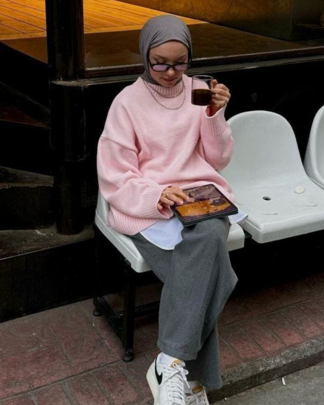 Kombinasi Warna Baju untuk Jilbab Abu-abu